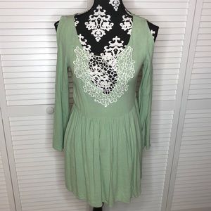 MOD Cold Shoulder Lace Front Dress Small